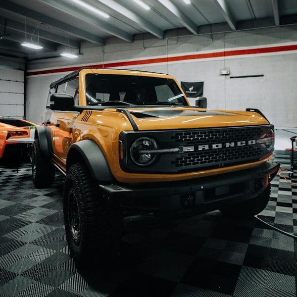 Comment nettoyer et entretenir les vitres teintées d'une voiture électrique ?