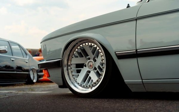 Comment bien nettoyer et entretenir les jantes en aluminium pour une apparence impeccable ?