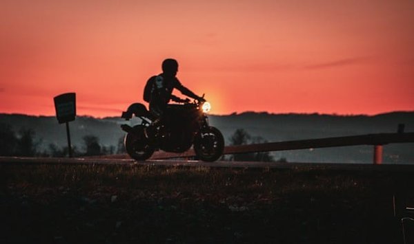 Comment personnaliser l'éclairage de sa moto pour une meilleure visibilité nocturne ?