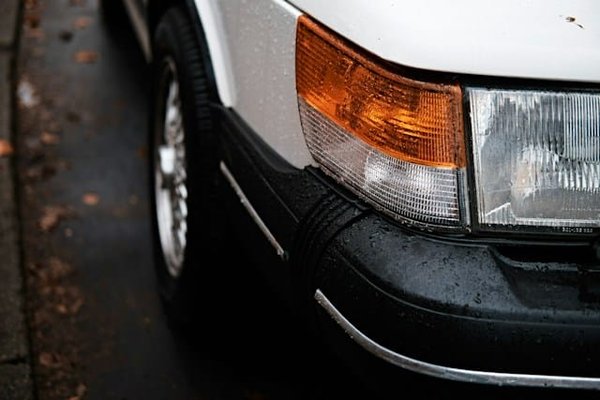 Comment nettoyer et entretenir les phares en plastique d'une voiture ?