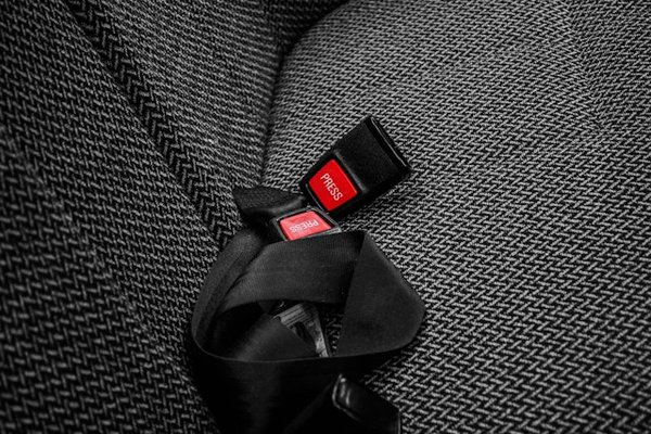 Comment bien ajuster les ceintures de sécurité pour un maintien optimal du corps ?